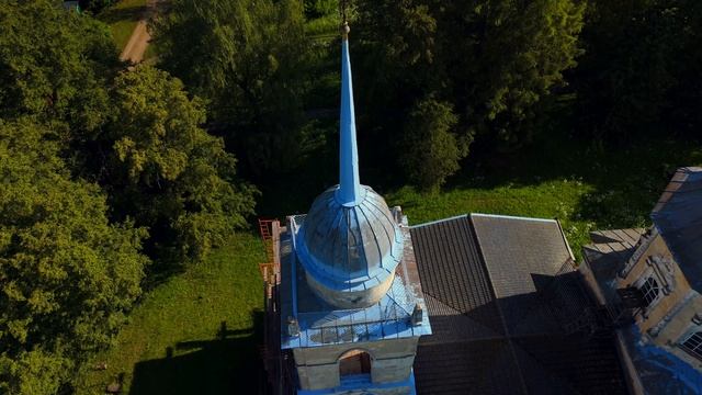 Храм очень красиво возвышается над извилистой речкой Тьмой