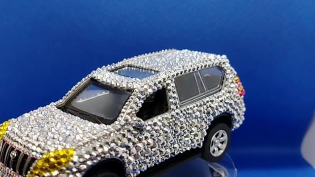 Сувенир Тойота Land Cruiser. Моделька в стразах.