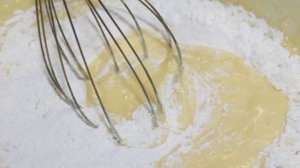 Кекс с изюмом и орехами