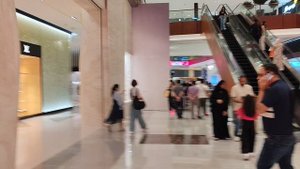 ОАЭ Дубай Молл 18.09.2025 Музыканты играют песню "Макарена"