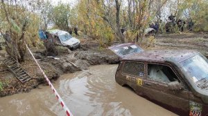 ребята пытаются выбраться из лужи ,гонки 4х4,чапайка 2024