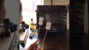 Опытный BBQ шеф Alex Gas тестирует гриль Monolith в шоу-руме ШМИД