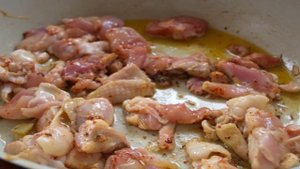 Жаркое из курицы в горшочке