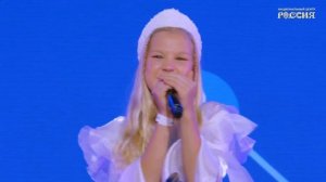 Милана Учайкина на сцене фестиваля «Разгон» с песней «Потому что я русская»