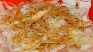 Куриные голени с луком на сковороде