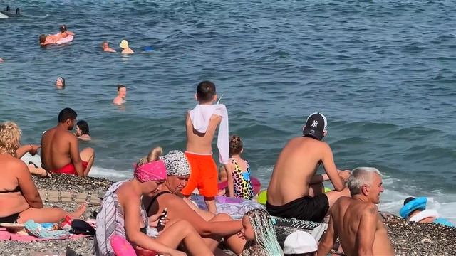 ▶️ Скоро Бархатный сезон. Пляж и набережная Ялты.Толпы людей.Критическая плотность отдыхающих.Крым смотреть онлайн