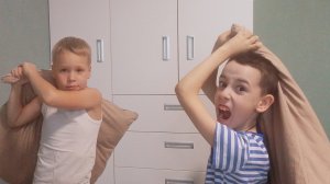Младший и старший брат УСТРОИЛИ БОЙ ПОДУШКАМИ!