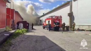В Уссурийске горит склад на 1200 "квадратах", задействован пожарный поезд