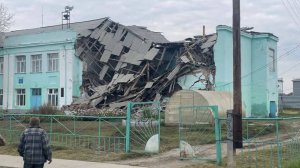 Здание школы частично обрушилось в Новосибирской области