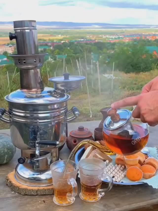 Чай в самоваре на природе