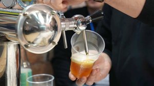 Ползут на коленях: "наливайка" в жилом дворе стала местом притяжения алкоголиков