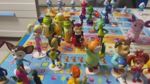 Серии sweetbox турбозавры, happybox барбоскины лунтик, а так же фигурки смурфики и герои в масках