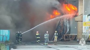 В Уссурийске горит склад с хозтоварами.