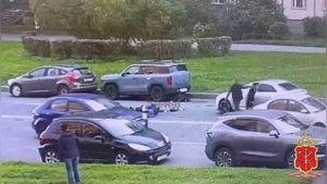 49 летняя женщина шевелит ногами, а не мозгами, пострадали дети 8 и 10 лет, их увезли в больницу