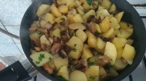 Жарю картошку с шампиньонами и зеленью ! Какая погода на юге ! Юг России 🏝️.