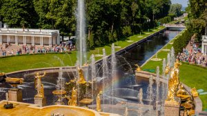 Осенний фестиваль фонтанов проходит в Петергофе