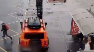 Внедорожник снес двух человек у остановки в Петербурге