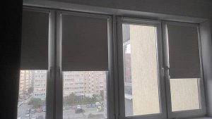 Компактные рулонные шторы MINI BLACK-OUT от ярких солнечных лучей в светло-бежевом оттенке. Декор.