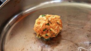 Куриные грудки с картофельными оладьями и чатни