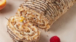 Рулет с ореховой пастой и ягодной посыпкой.