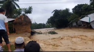 Десятки людей пог...ли во время прорыва дамбы в Бангладеше.