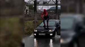 В Махачкале оштрафовали водителя, решившего провезти на капоте "Человека-паука"