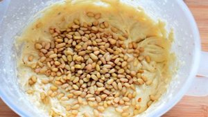 Кекс с кедровыми орехами, цедрой лайма и шафраном