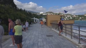 Гурзуфская набережная имени Пушкина в сентябре