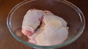 Куриные бедра с яблоком и изюмом