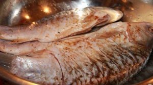 Карась запеченный с салом