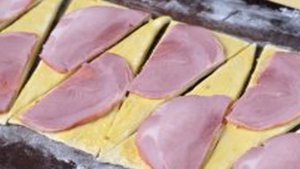 Круассаны с ветчиной и сыром