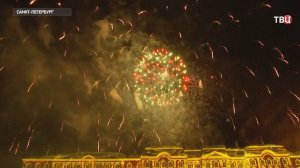 Тысячи туристов приехали в Петергоф на красочное шоу фонтанов / События на ТВЦ