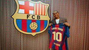 Нападающий "Барселоны" Ямаль вновь назван лучшим молодым футболистом