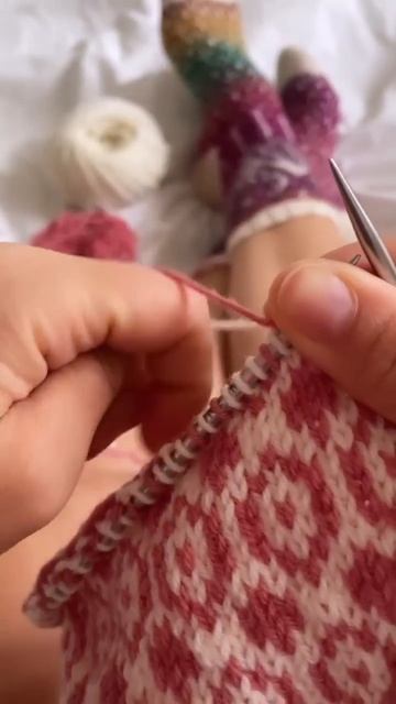 Процесс вязания жаккарда спицами. Видео: kroopa.knits смотреть онлайн