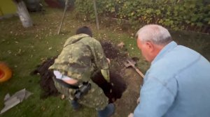 Сажаю на даче мою яблоньку😊🍎