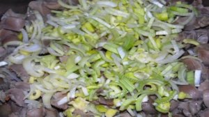 Куриные желудки, тушенные со сметаной