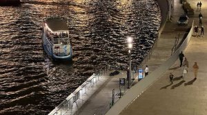 Женщина упала с парящего моста в Москву-реку в парке «Зарядье»