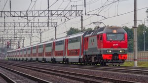 ЭП2К-437 с поездом №392 Москва-Челябинск следует близ о.п. Вешняки