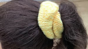 Все скранчи для волос ( вязаные спицами)