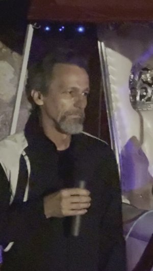 Американец поет популярную песню, "Я - то, что надо"