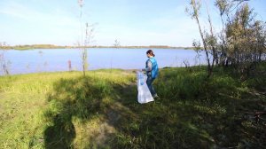 Жители Нефтеюганского района очищают береговую линию от мусора