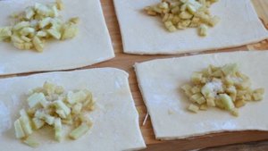 Конвертики из слоеного теста с начинкой