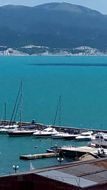 Море, белые кораблики