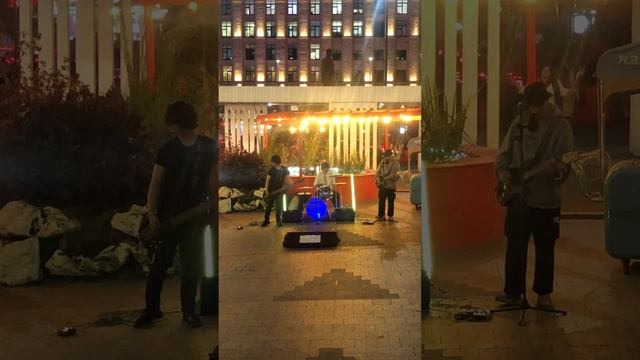 «Цой» в исполнении уличных музыкантов