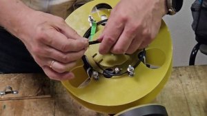 Установка оконцованного дроп-кабеля на модернизированную катушку машинки WF-330BF