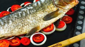 Карп запеченный с помидорами и луком