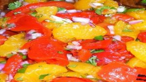 Куриные грудки с салатом из мандаринов, перца и лука