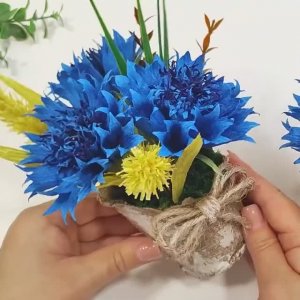 Создаём КРАСИВЫЙ бумажный букет из васильков с конфетами своими руками