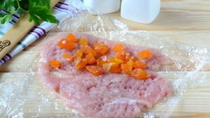 Куриные колбаски-рулетики с курагой