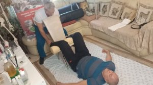 Мягкое вытягивание поясницы при Люмбаго, лежа на полу. Обучение Мануальной терапии у Олега Гудвина.